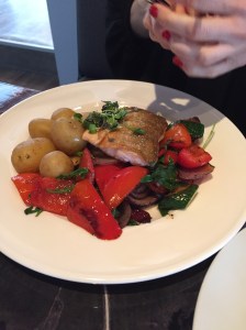 Vaimon erikoisruokavalio ateria joka tuli nopeasti vaikka ei ollu minkään listan mukainen.